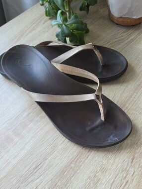 OluKai Molded Leather Strap Flip Flop